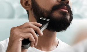 髭を整える男性