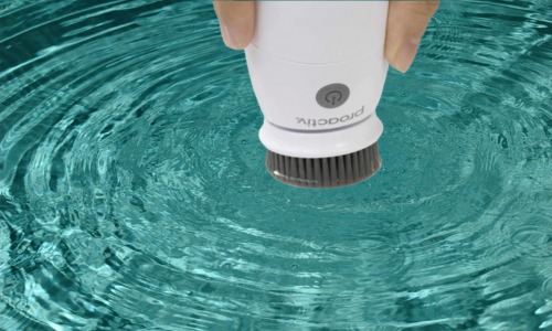電動洗顔ブラシを水に浸ける